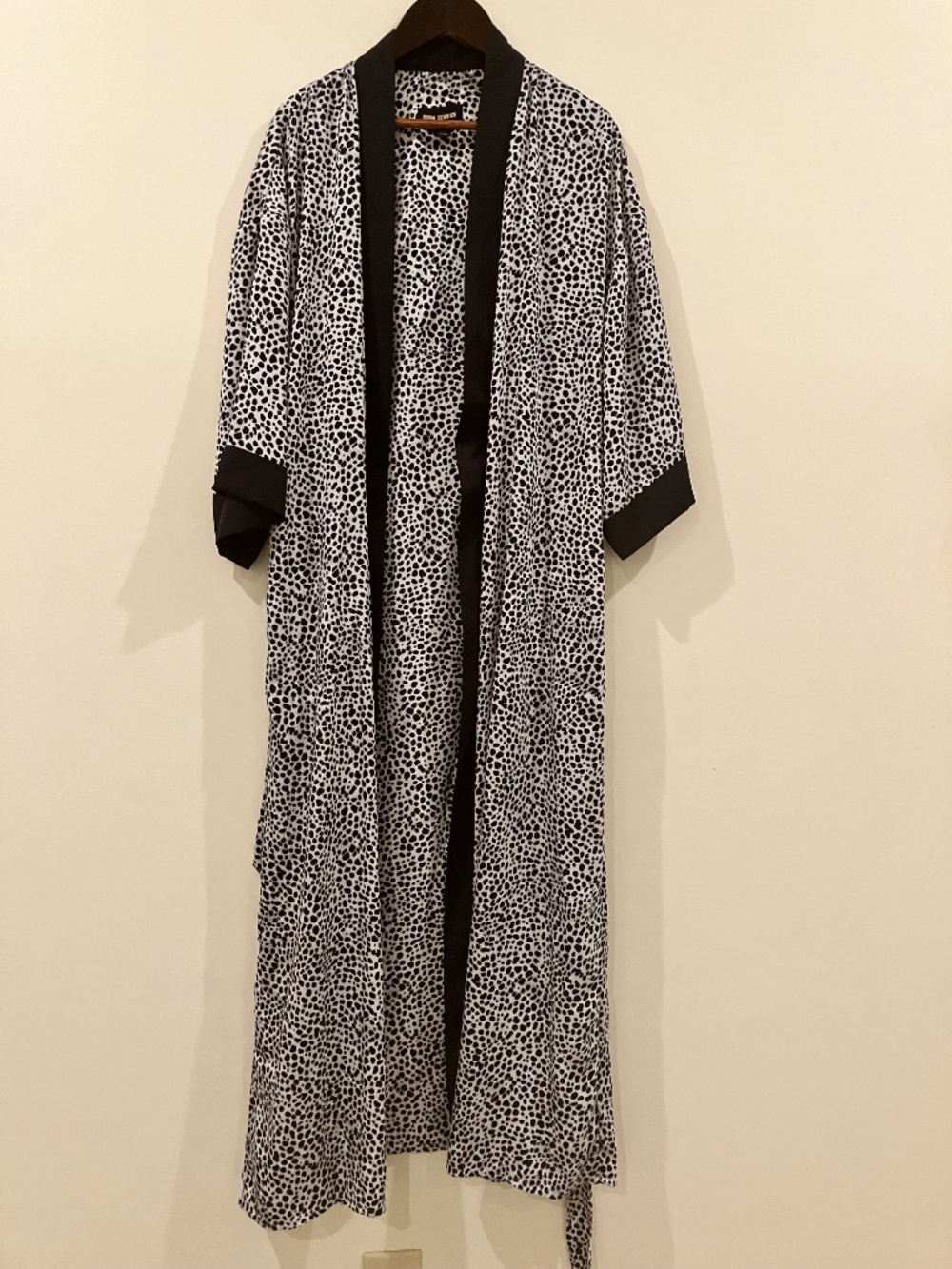 Room Service Black and White Animal Print Robe and Pajama Pants W Pockets M